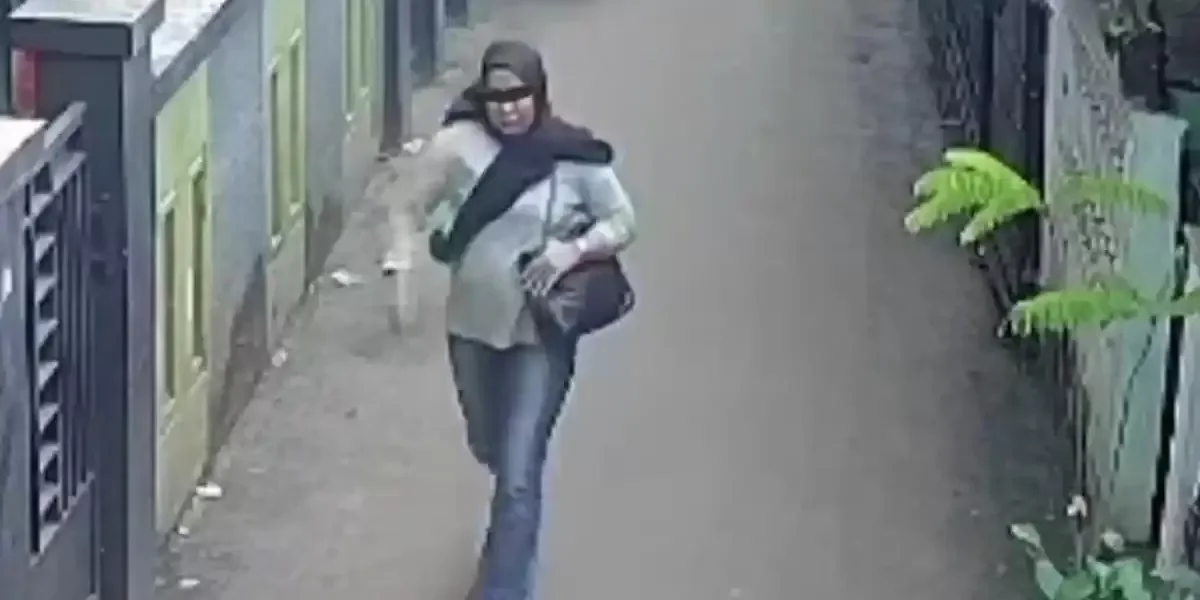 Berpura-pura Melayat, Wanita Terekam CCTV Diduga Curi Uang Takziah di Kramat Jati