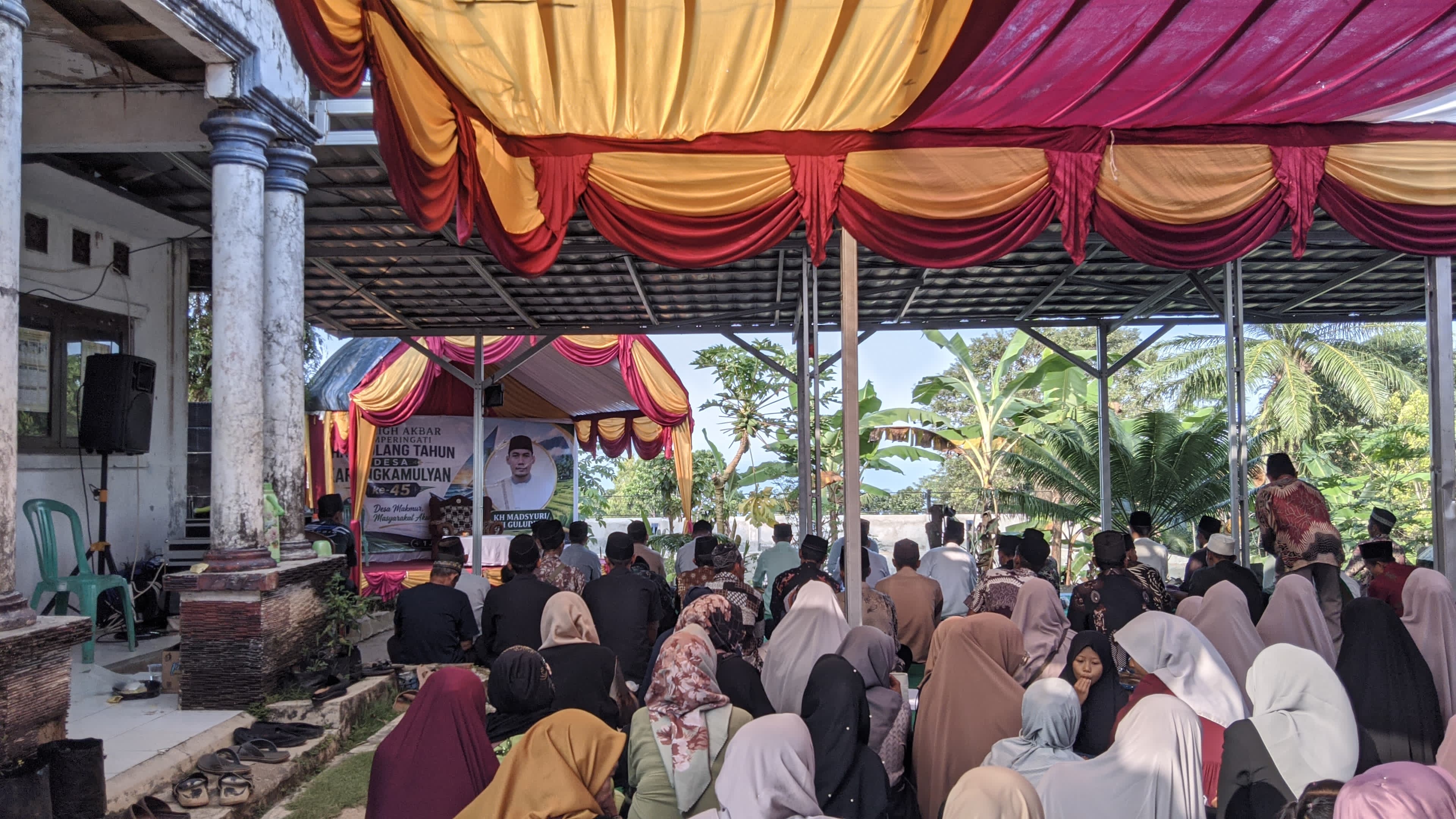 Pelaksanaan HUT ke-45 Desa Karangkamulyan dengan pertunjukan seni budaya dan keramaian warga