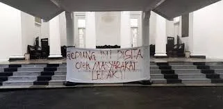 Mahasiswa Segel Pendopo, Tuntut Bupati Lebak Temui Massa