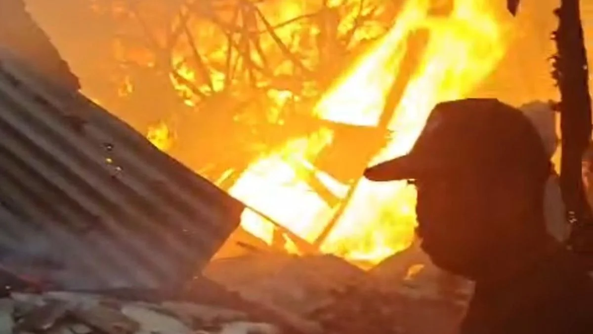 Pasar Baru Ikan Labuan Terbakar Jelang Magrib, Aktivitas Sempat Lumpuh