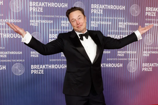Perjalanan Hidup Elon Musk yang Mengubah Masa Depan Industri Teknologi