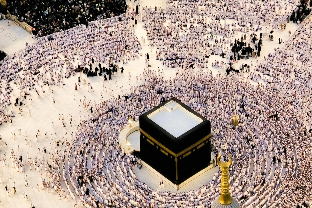 Jamaah Muslim melakukan thawaf di Masjidil Haram dengan tenang, menunjukkan tips umrah agar ibadah lebih nyaman