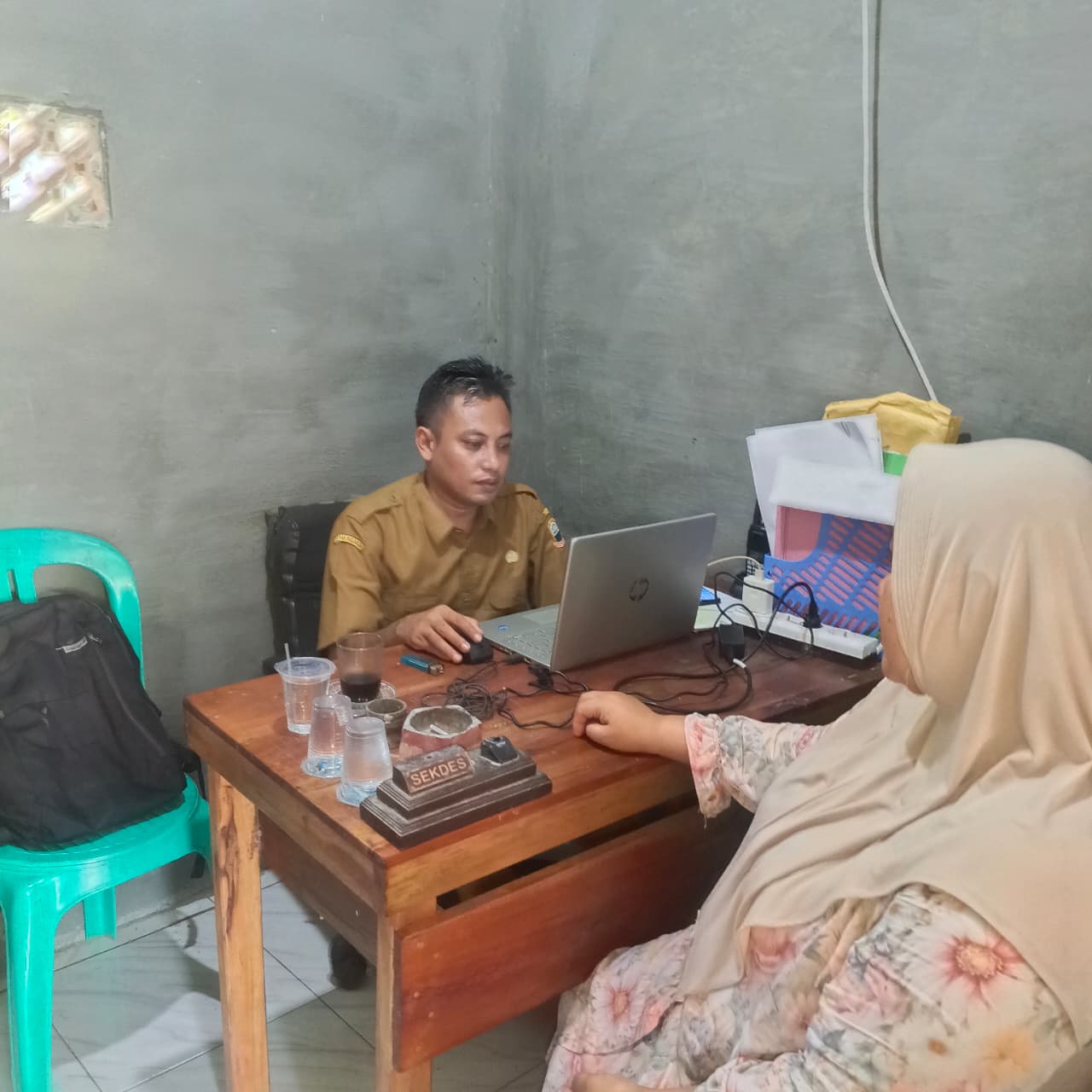 Paralegal Desa sedang menerima laporan